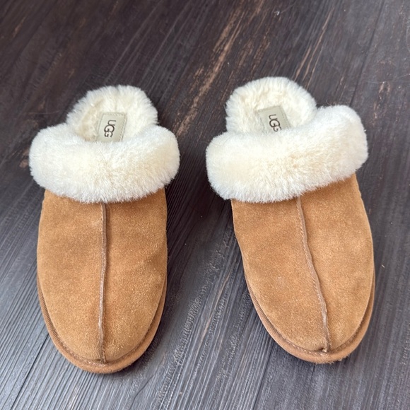 Ugg slippers - Picture 1 of 4